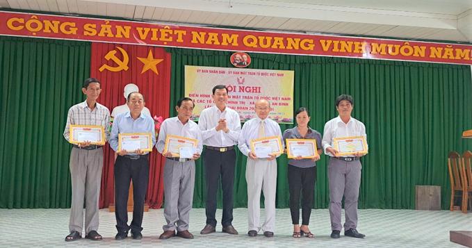 Hội Chữ Thập đỏ Tỉnh thăm, hỗ trợ điều trị bệnh, trao học bổng cho hoàn cảnh khó khăn trên địa bàn xã An Bình
