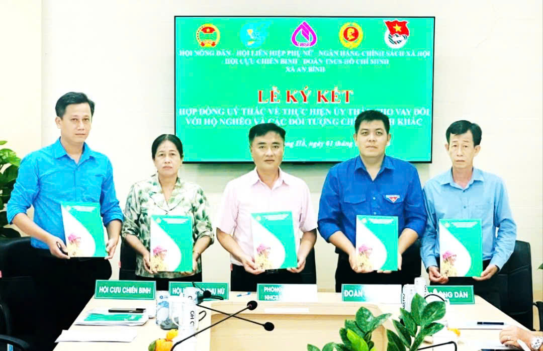 Lễ ký kết hợp đồng uỷ thác giữa NHCSXH Long Hồ và các đoàn thể Chính trị - Xã hội xã An Bình, tỉnh Vĩnh Long