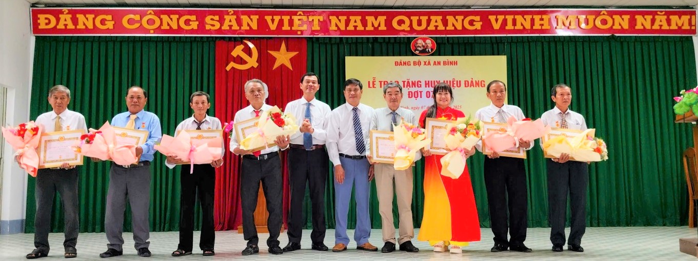Tỏa sáng niềm vinh dự và tự hào - Đảng ủy xã An Bình
trao Huy hiệu Đảng
