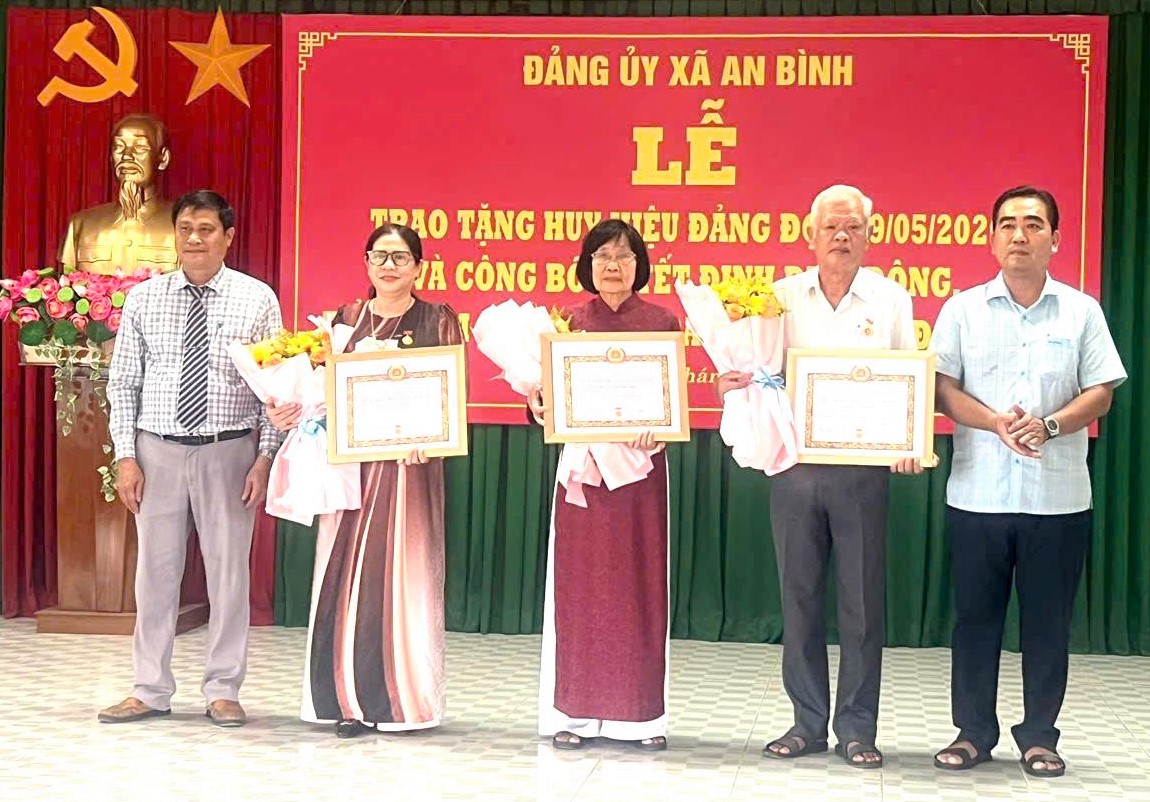 Đảng ủy xã An Bình tổ chức trao Huy hiệu Đảng và công bố quyết định điều động, bổ nhiệm cán bộ