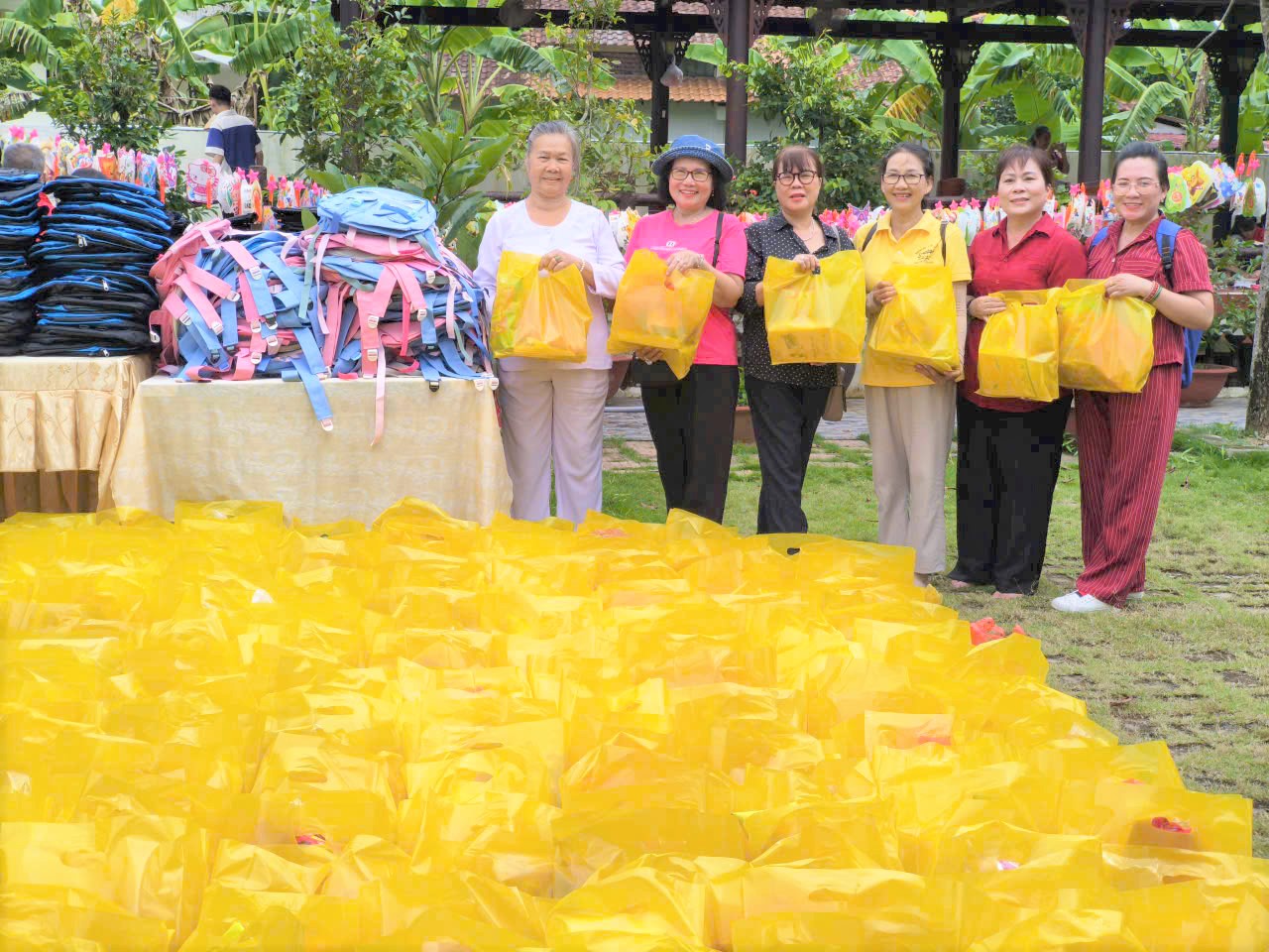 UBND xã An Bình và Thiền viện Thiện Minh trao tặng quà trung thu và học bổng cho các em học sinh