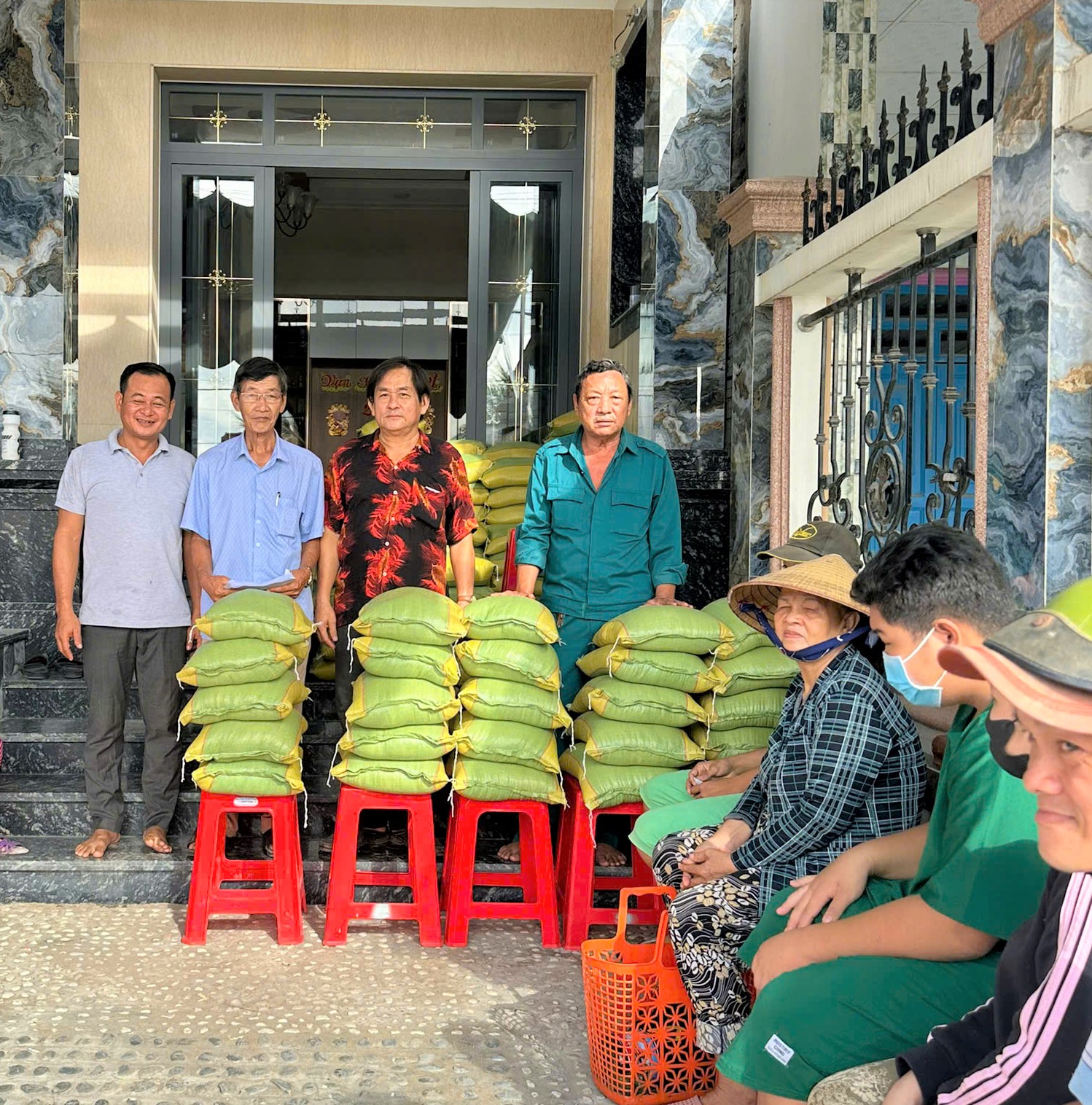 Ấm lòng hạt gạo nghĩa tình đến với bà con nghèo, cận nghèo và người khuyết tật trên quê hương Cù lao An Bình 
