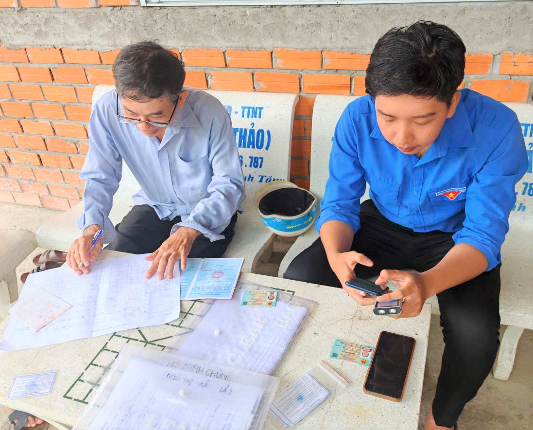 Xã An Bình ra quân cao điểm vận động người dân tích hợp sổ sức khỏe điện tử trên VNeID
