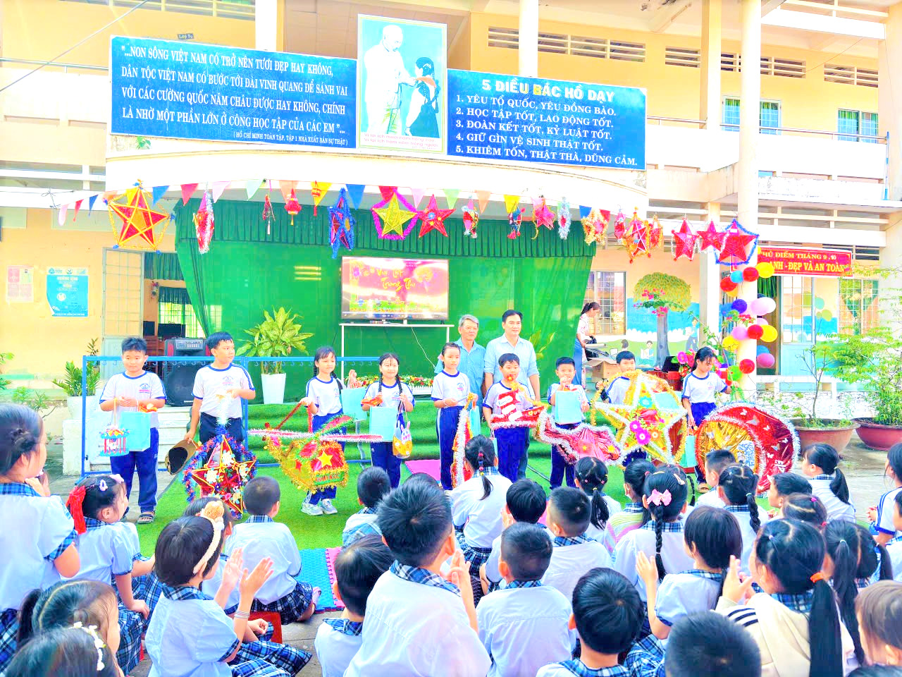 Thiếu nhi xã An Bình vui tết trung thu – chia sẻ yêu thương