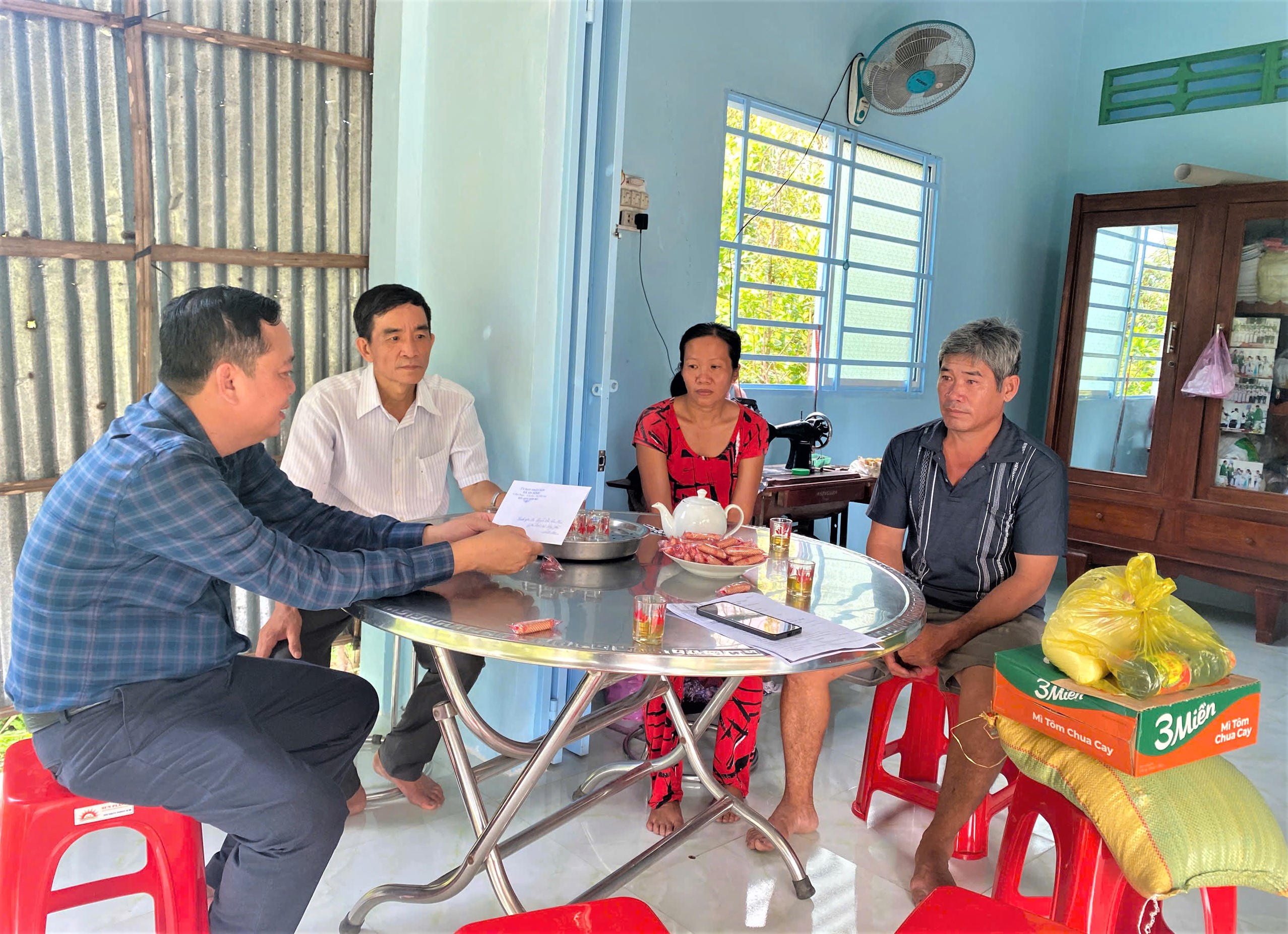Uỷ ban nhân dân xã An Bình Tổ chức Hoạt Động Thăm Tặng Quà Cho Gia Đình Khó Khăn