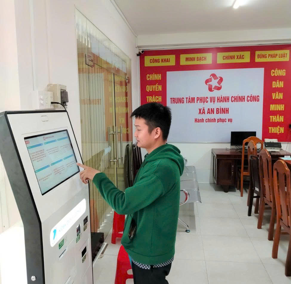 Trung tâm Phục vụ hành chính công xã An Bình đồng hành cùng người dân trong thực hiện hành chính điện tử