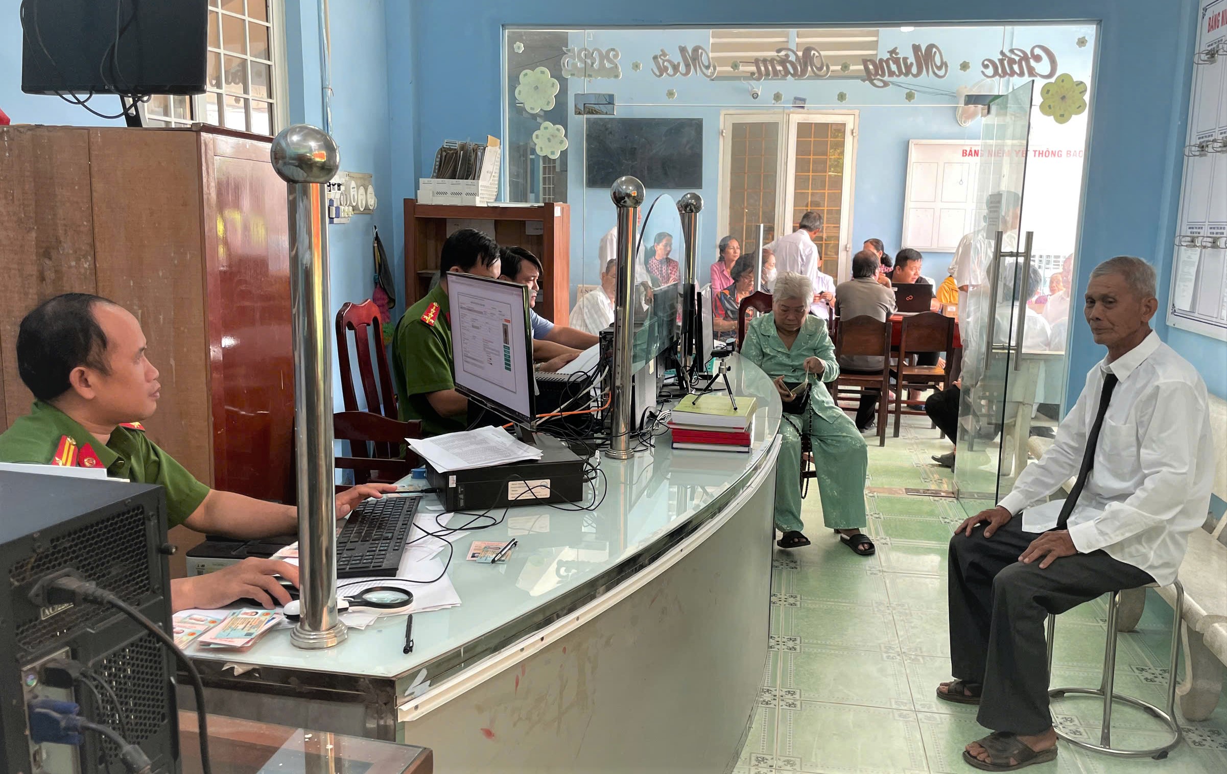 CÔNG AN XÃ AN BÌNH TRIỂN KHAI THỰC HIỆN THỦ TỤC ĐỔI THẺ ĐẢNG VIÊN