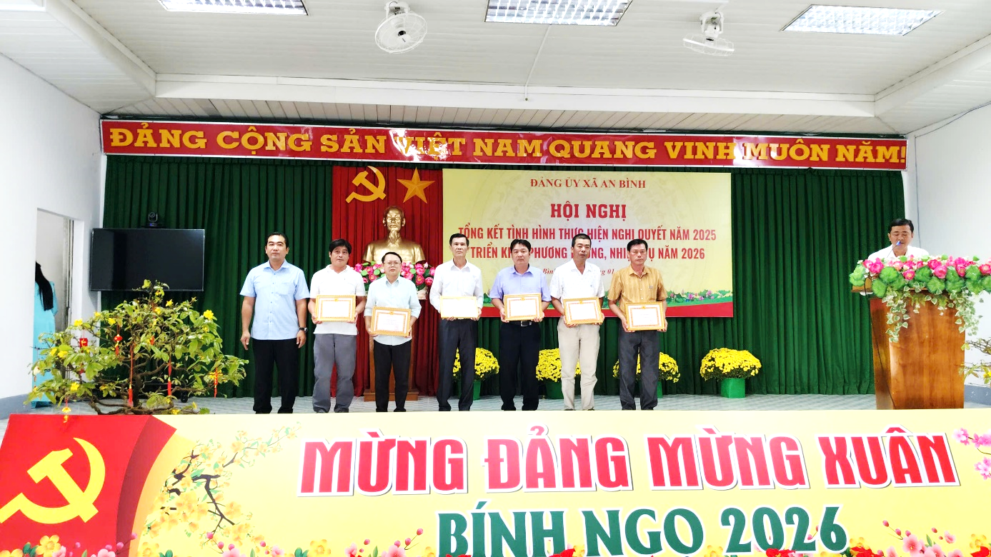 Đảng  Ủy xã An Bình tổ chức  Lễ trao Huy hiệu Đảng đợt 3/2 và Hội nghị tổng kết công tác Đảng năm 2025, phương hướng nhiệm vụ năm 2026