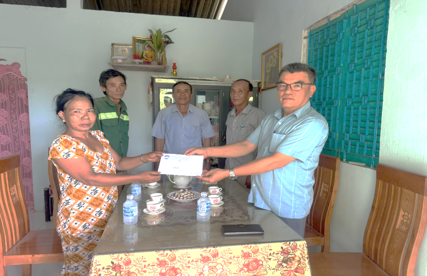 Tặng quà nhân dịp Tết cổ truyền Chôl Chnăm Thmây của đồng bào Khmer 