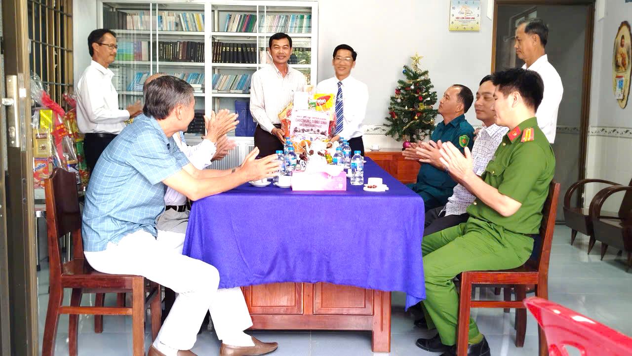 Thăm và chúc mừng cơ sở tôn giáo ở địa phương nhân dịp Giáng sinh 2025