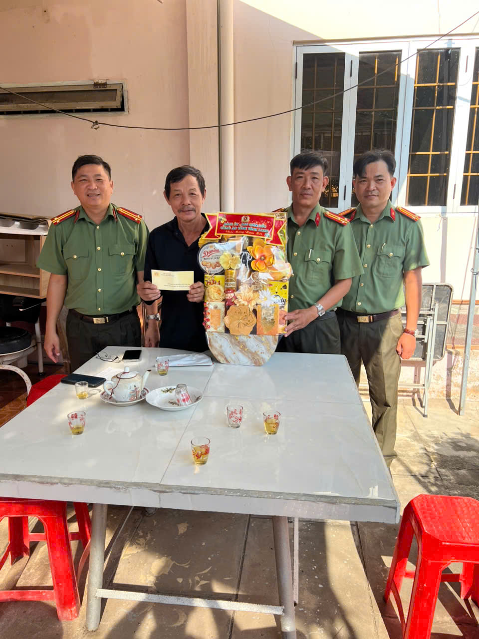 Công an xã An Bình phối hợp với Phòng Tổ chức cán bộ Công an tỉnh
Vĩnh Long tổ chức thăm hỏi, chúc Tết gia đình liệt sĩ Công an nhân dân
