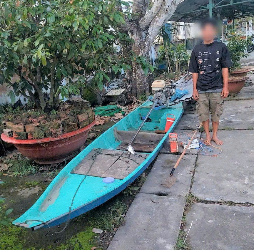 Công an xã An Bình bắt quả tang đối tượng dùng xung điện khai thác thủy sản trái phép trong khu vực bè cá của người dân trên sông Cổ Chiên