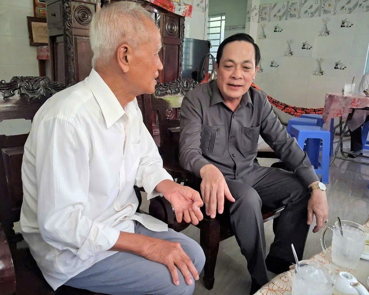 ĐỒNG CHÍ LÂM MINH ĐẰNG, PHÓ BÍ THƯ TỈNH ỦY VĨNH LONG THĂM TẶNG QUÀ GIA ĐÌNH CHÍNH SÁCH CÁC XÃ AN BÌNH