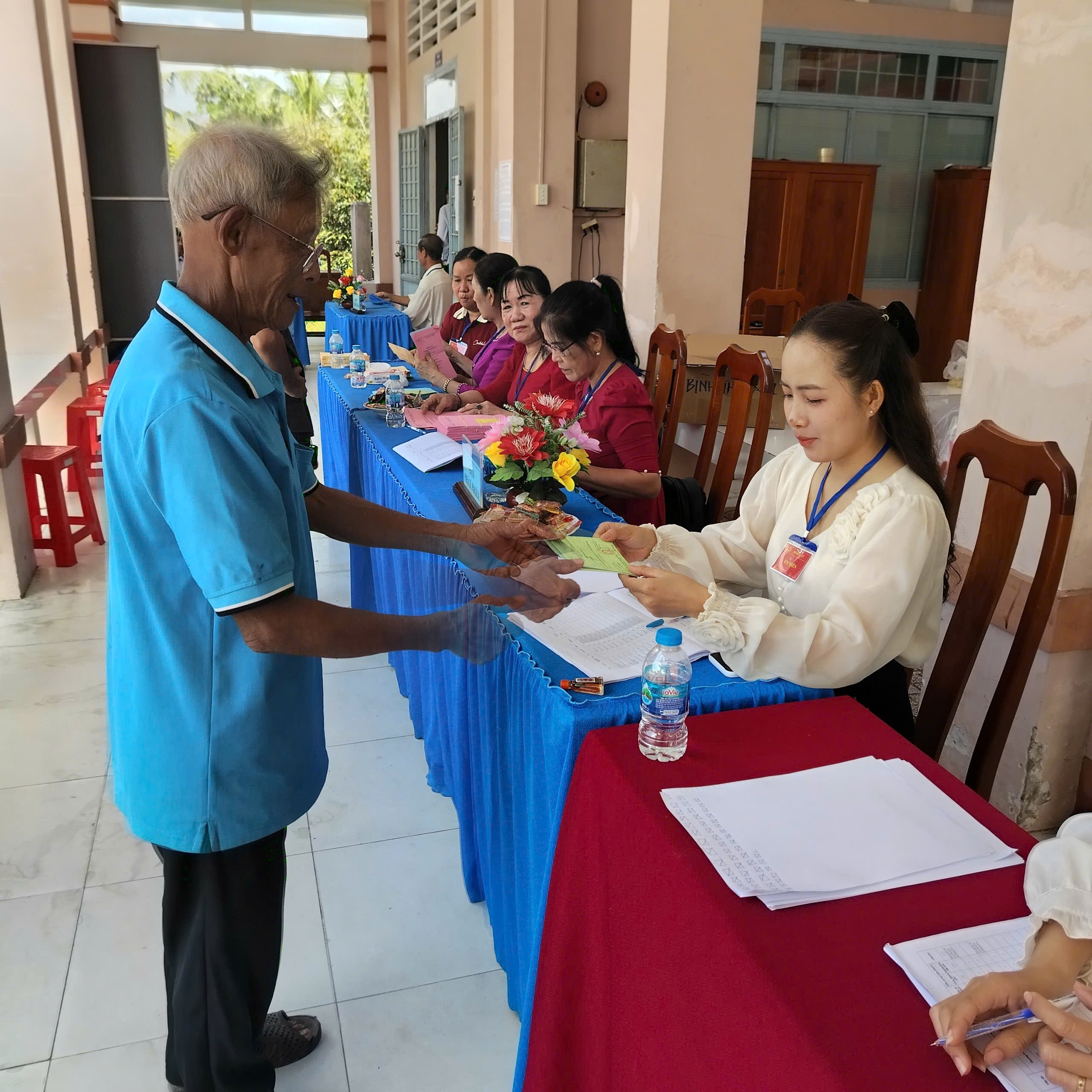 Cử tri xã An Bình nô nức thực hiện quyền và nghĩa vụ công dân, hoàn thành tốt ngày hội bầu cử